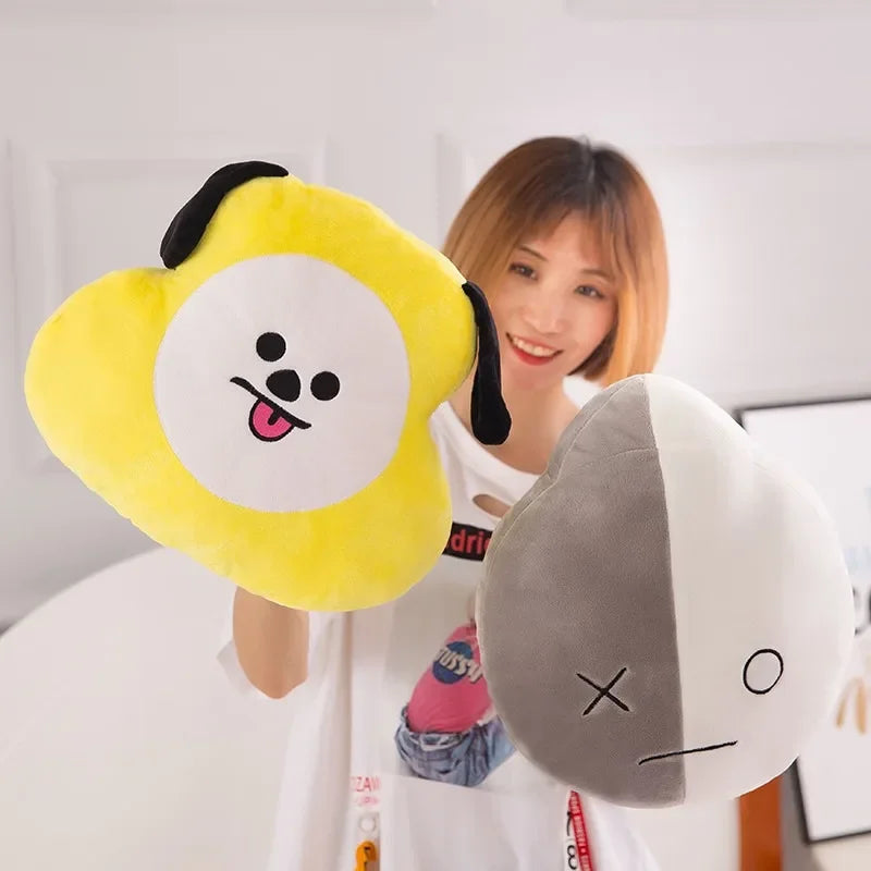 Coussin Peluche Chimmy BT21 30cm — Chiot Jaune Kawaii